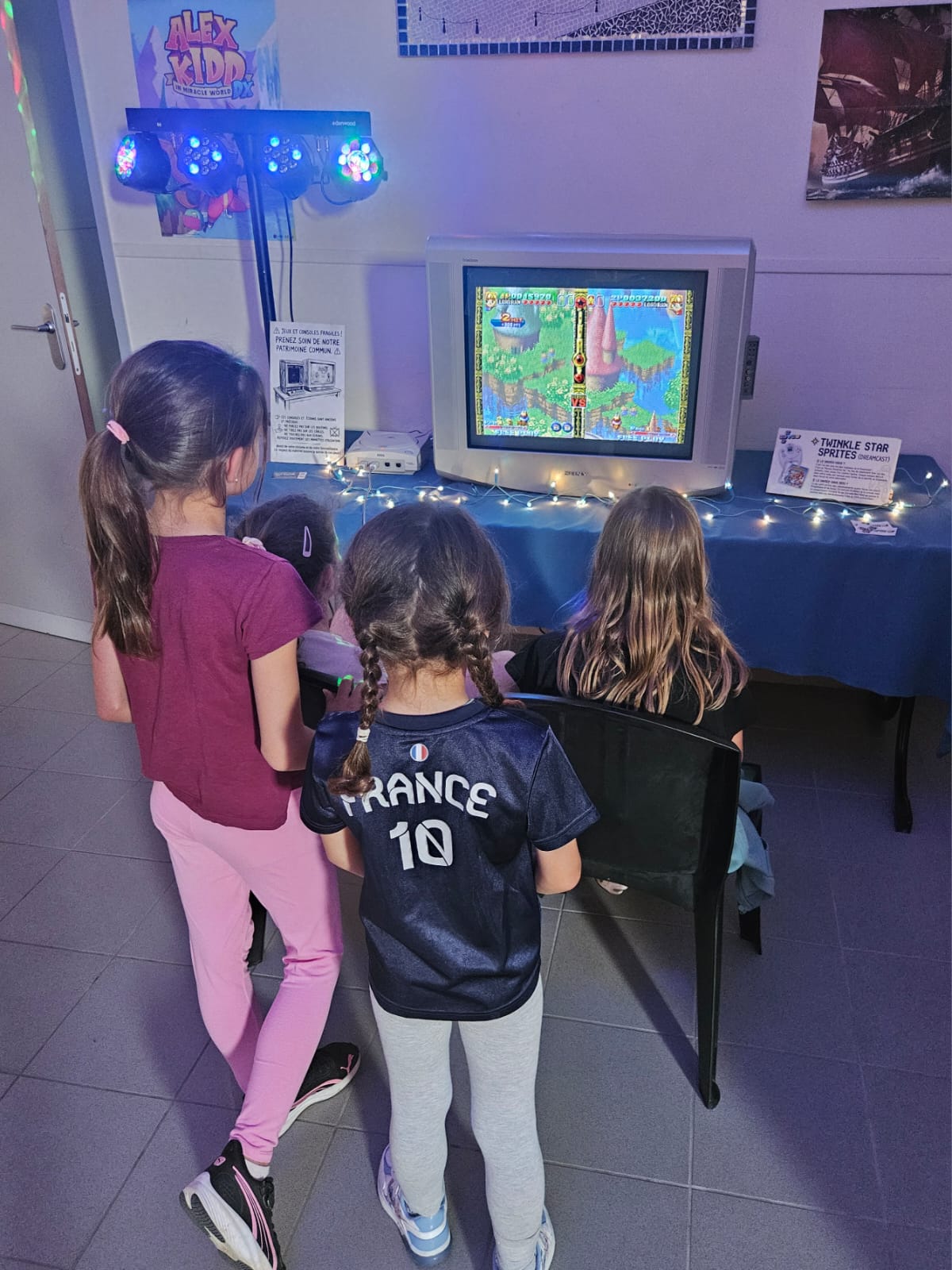 Galerie Atelier de découverte des consoles de jeux vidéo anciennes avec des enfants