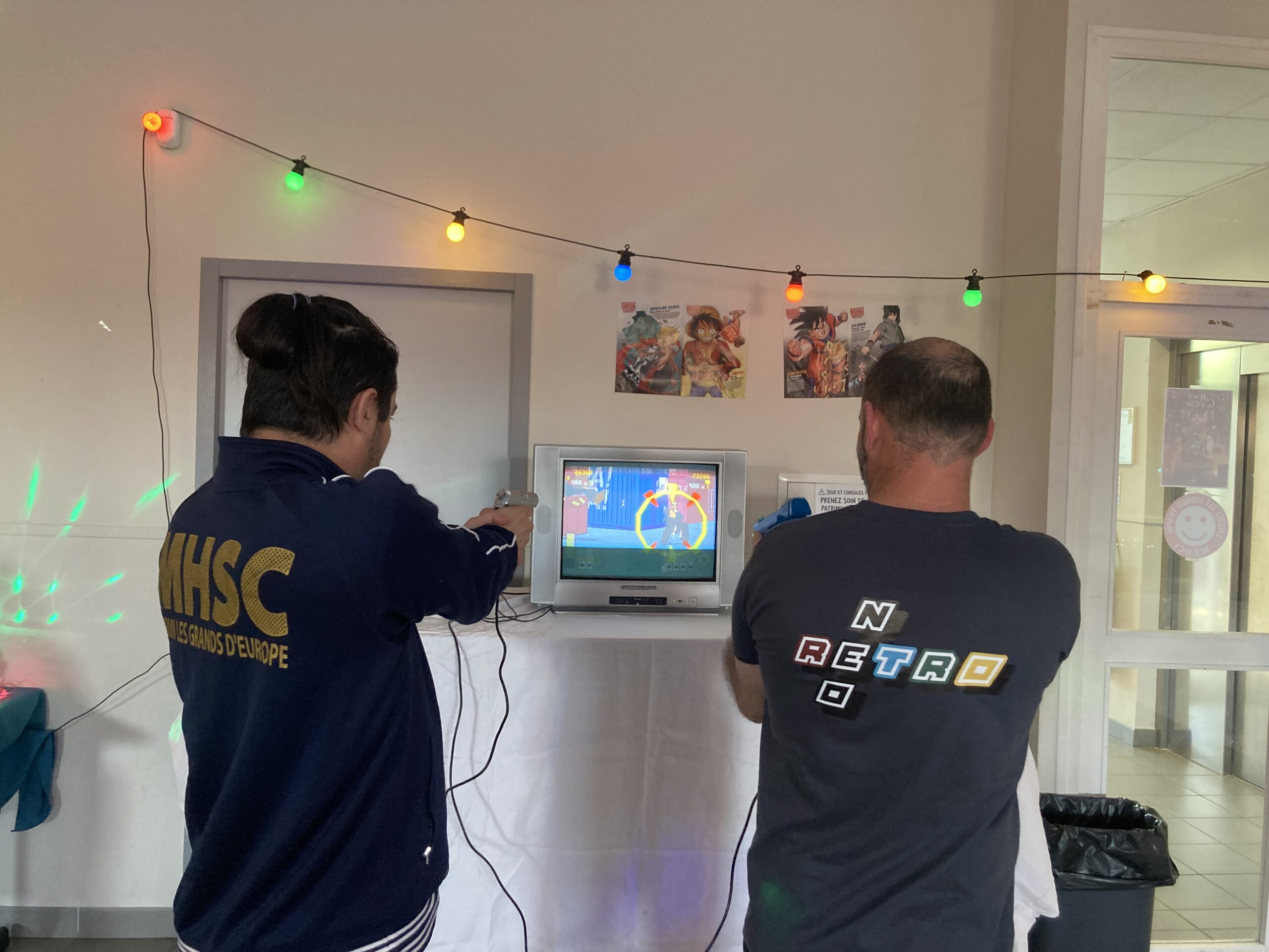 Galerie joueurs sur Sega saturn lors d'un événement de retrogaming.