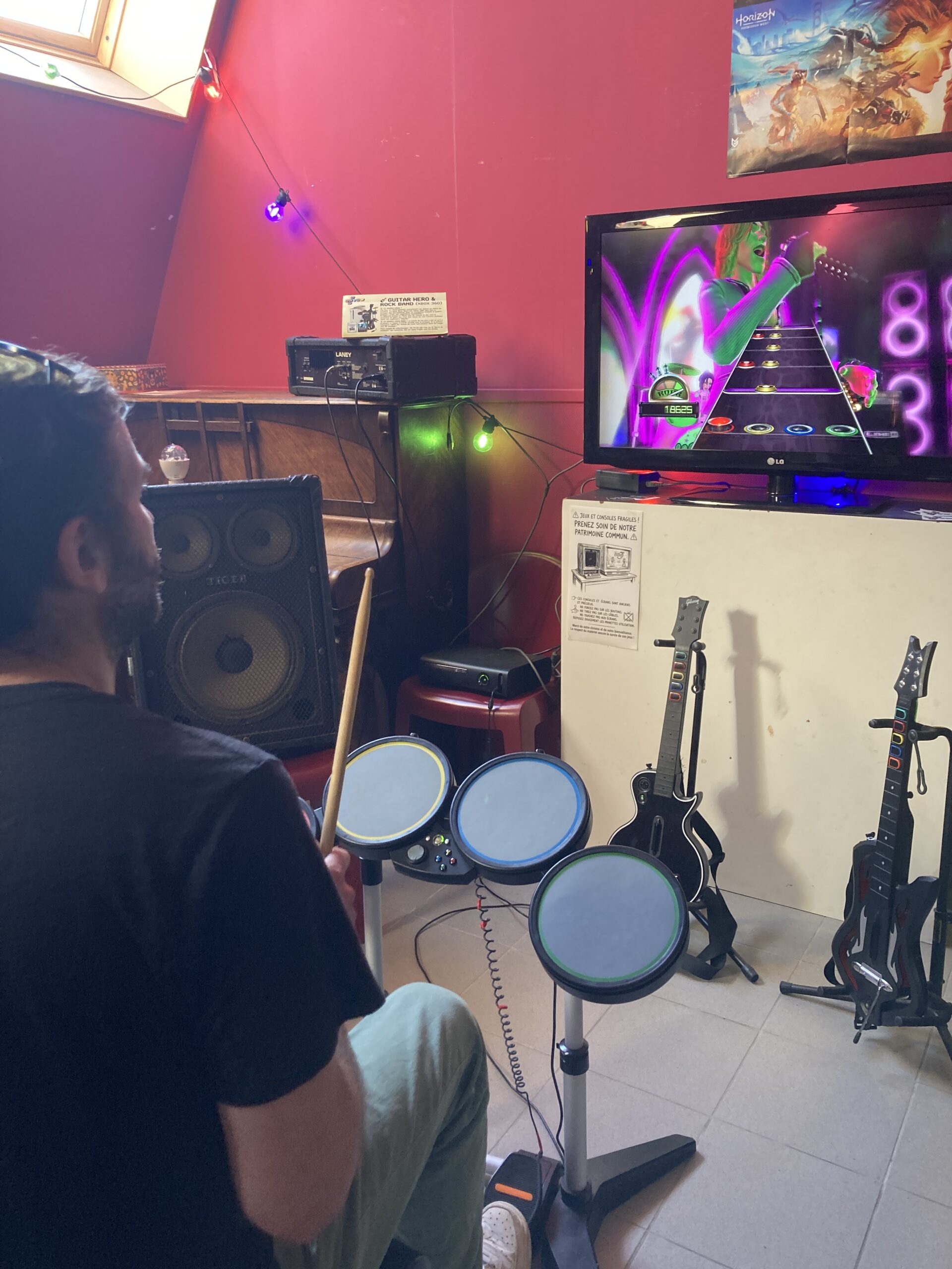 Galerie un batteur jouant à Rock band sur écran plat
