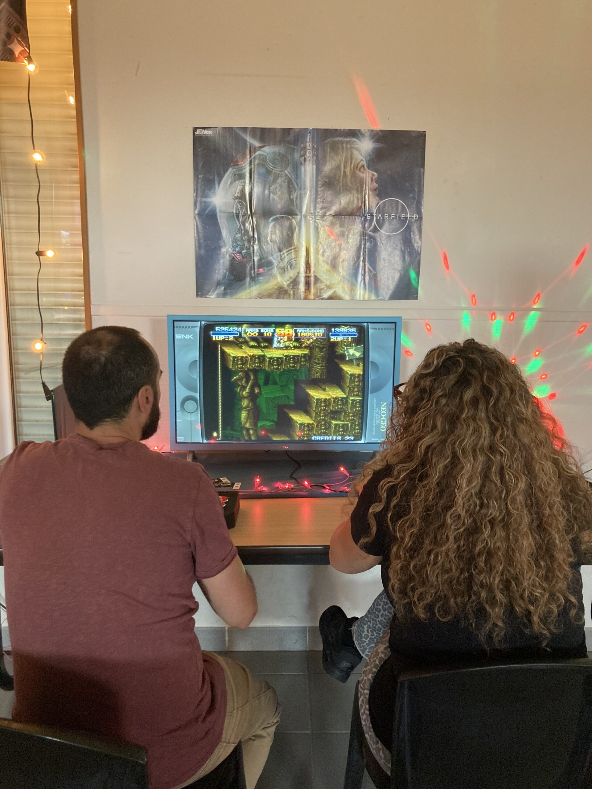 Galerie 2 personnes jouant à Métal Slug X