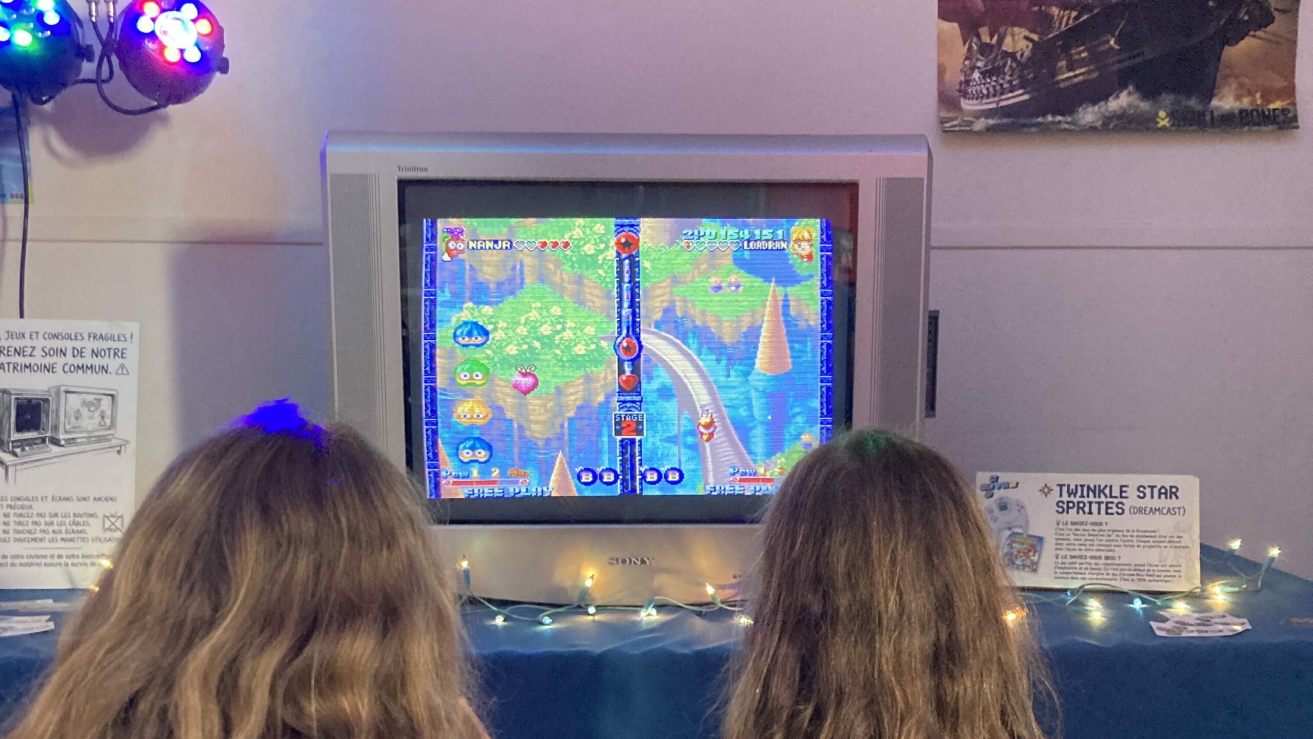 Galerie 2 jeunes filles jouant à la dreamcast de sega